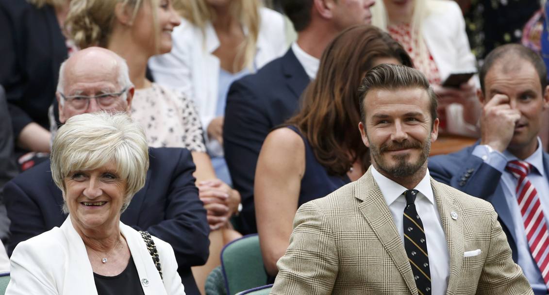 E Beckham si siede accanto a mamma Sandra. Reuters